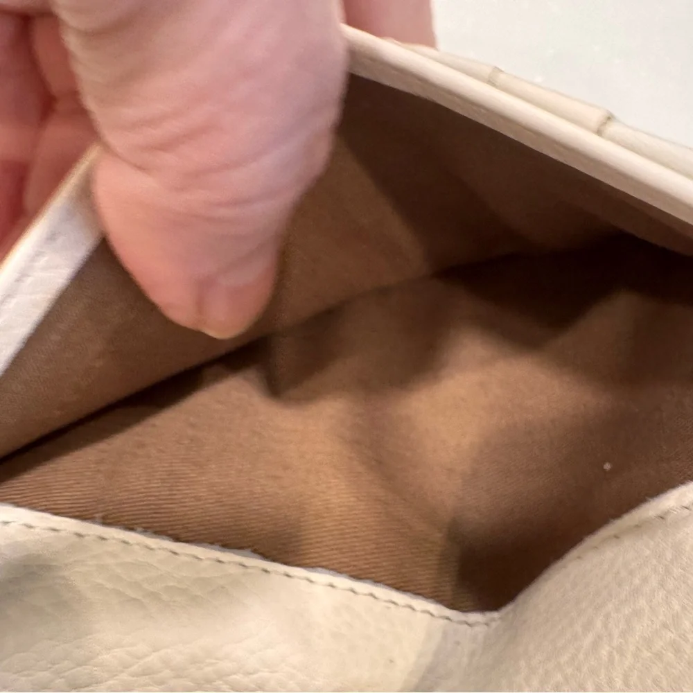 ANTONIO MILANI Women’s White leather long bifold snap close wallet